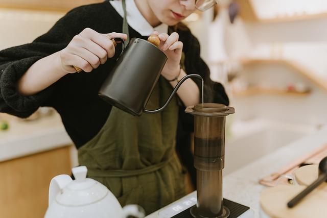 Příprava kávy pomocí kelímku: postup krok za krokem